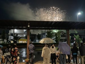 長倉神社花火大会を駅前で見ている様子