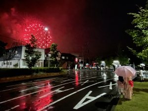長倉神社花火大会を駅前で見ている様子
